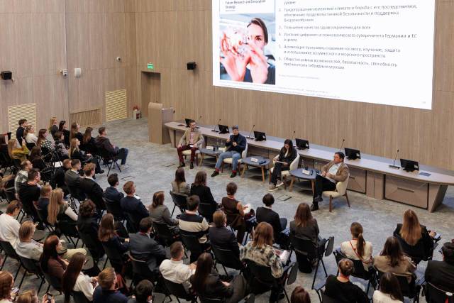 Власти Москвы встретились со студентами ИПНБ, будущими экономистами