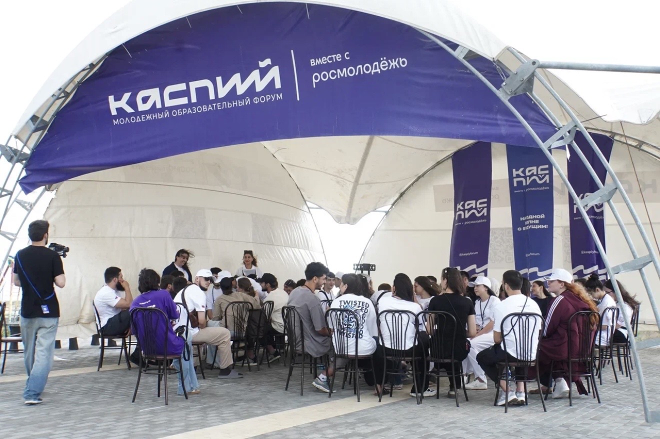 Студентка ИПНБ приняла участие в форуме «Каспий»
