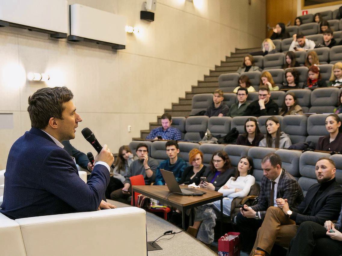 В Президентской академии прошла лекция гроссмейстера и сенатора Сергея Карякина 